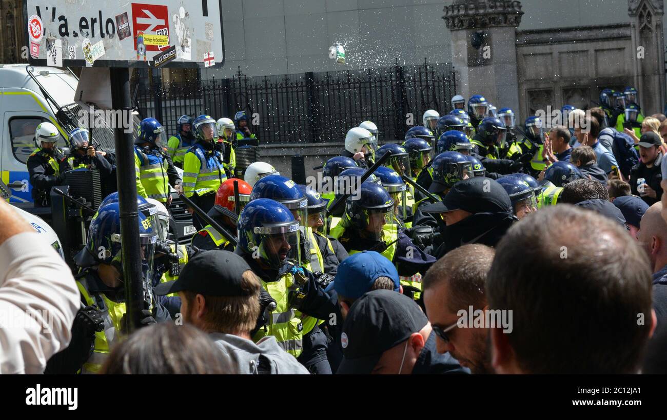Die Polizei wurde bei gewaltsamen Zusammenstößen mit rechtsextremen Demonstranten im Zentrum von London mit Flaschen und Fackeln beworfen Stockfoto