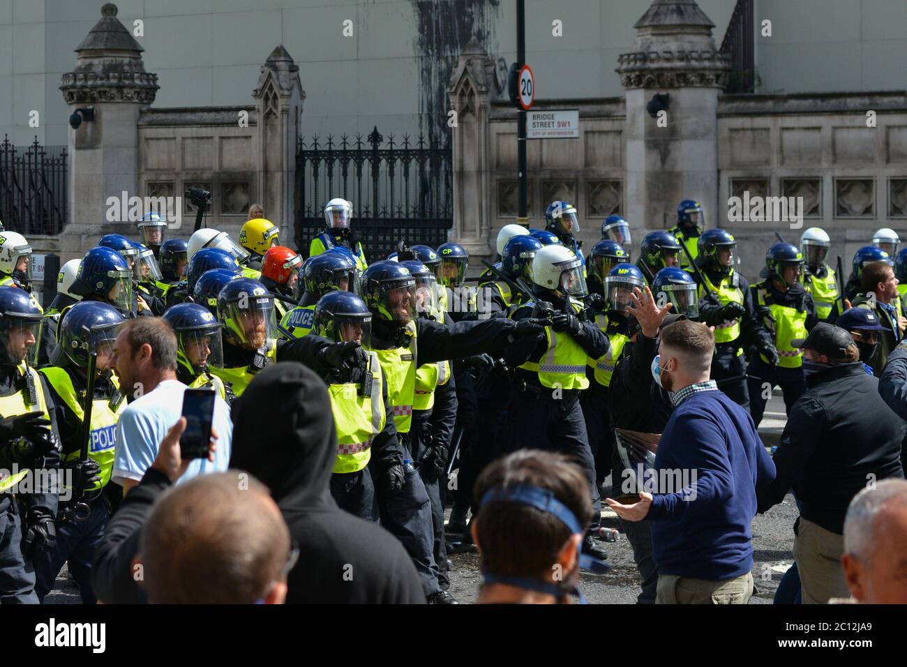 Die Polizei wurde bei gewaltsamen Zusammenstößen mit rechtsextremen Demonstranten im Zentrum von London mit Flaschen und Fackeln beworfen Stockfoto