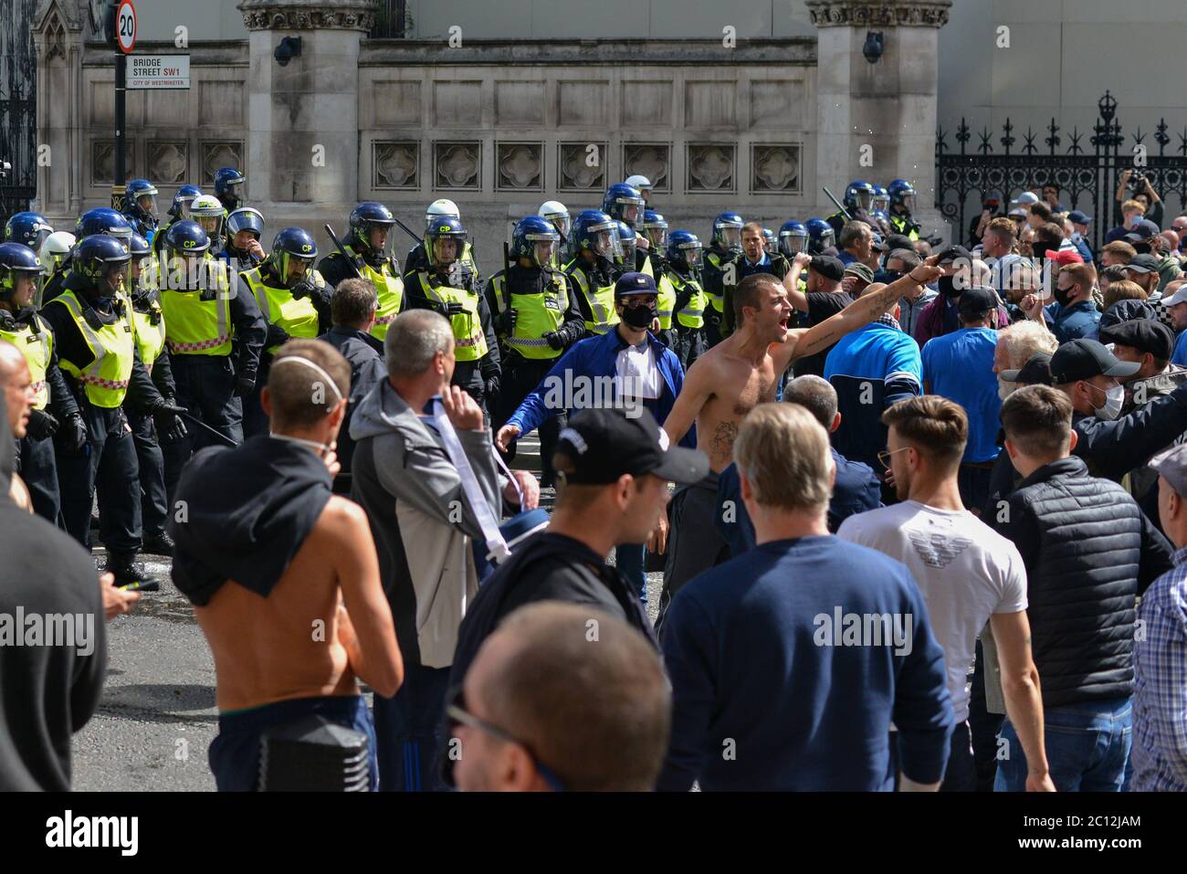 Die Polizei wurde bei gewaltsamen Zusammenstößen mit rechtsextremen Demonstranten im Zentrum von London mit Flaschen und Fackeln beworfen Stockfoto