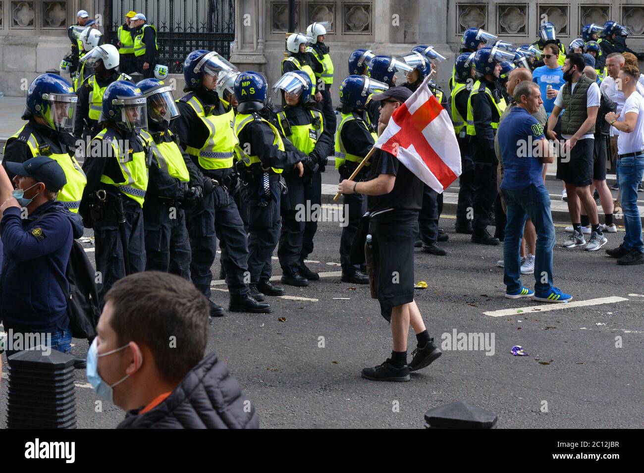 Die Polizei wurde bei gewaltsamen Zusammenstößen mit rechtsextremen Demonstranten im Zentrum von London mit Flaschen und Fackeln beworfen Stockfoto