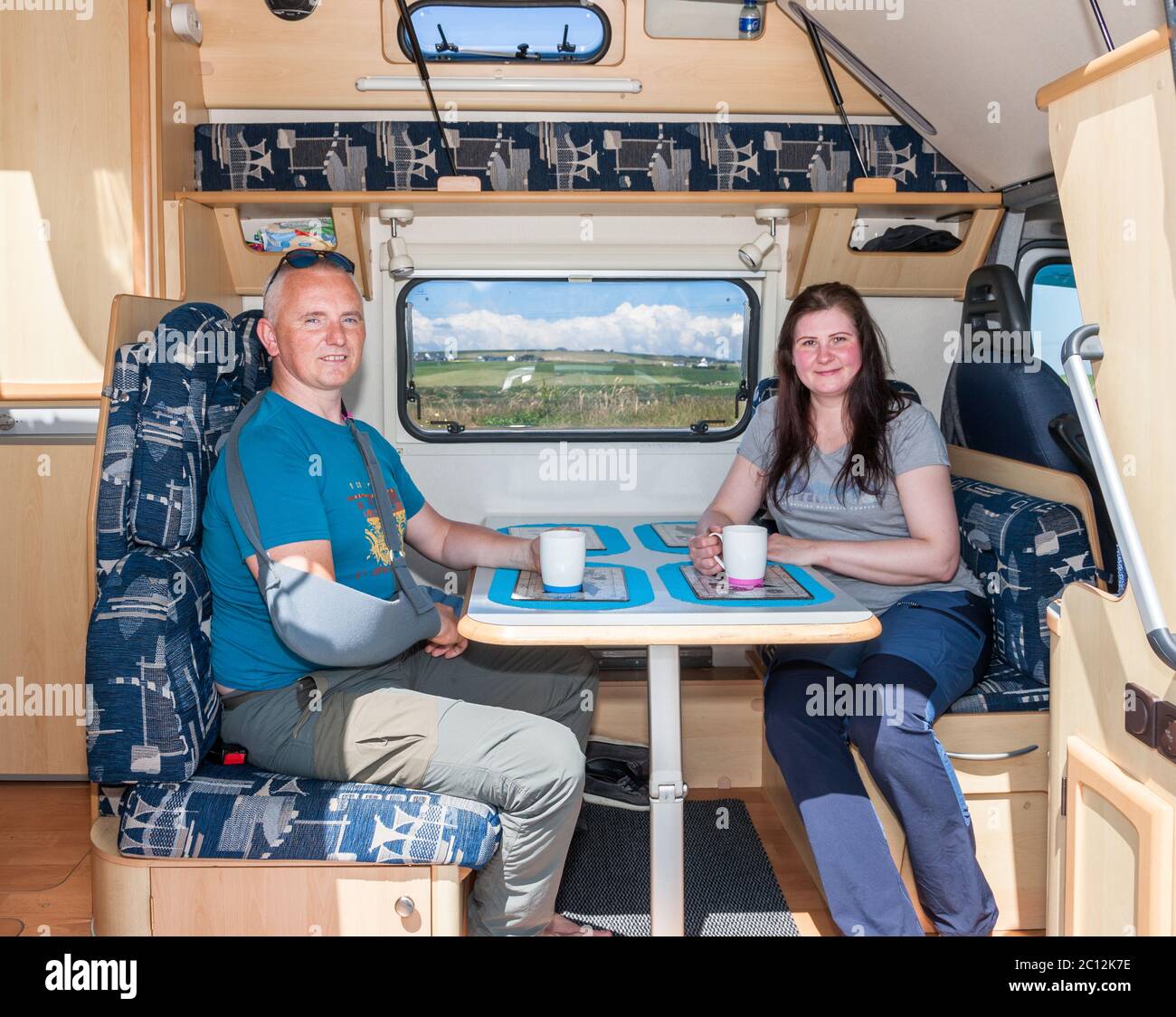 Garrylucas, Cork, Irland. Juni 2020. Mariusz Skorupa und Katarzna Rokita aus Timoleague genießen einen Kaffee in ihrem Wohnmobil in Garrylucas, Co. Cork, Irland.- Credit; David Creedon / Alamy Live Newsr Stockfoto