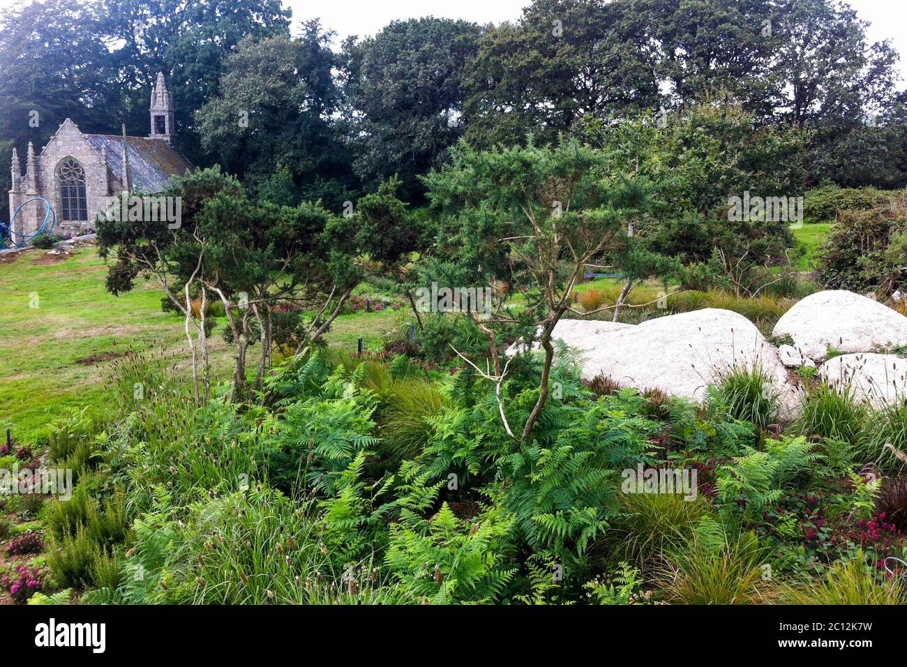 Lieux Mouvants - Verschiebeplatz , Freiluftkunstgarten, Saint-Antoine, Lanrivain Stockfoto