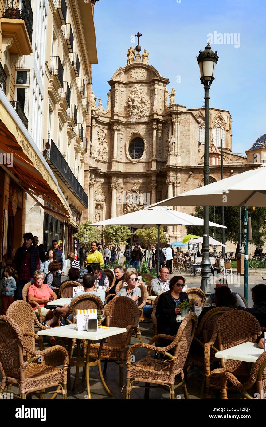 Kathedrale und Straßencafé von Valencia, Placa de la Reina, Valencia, Spanien. Stockfoto