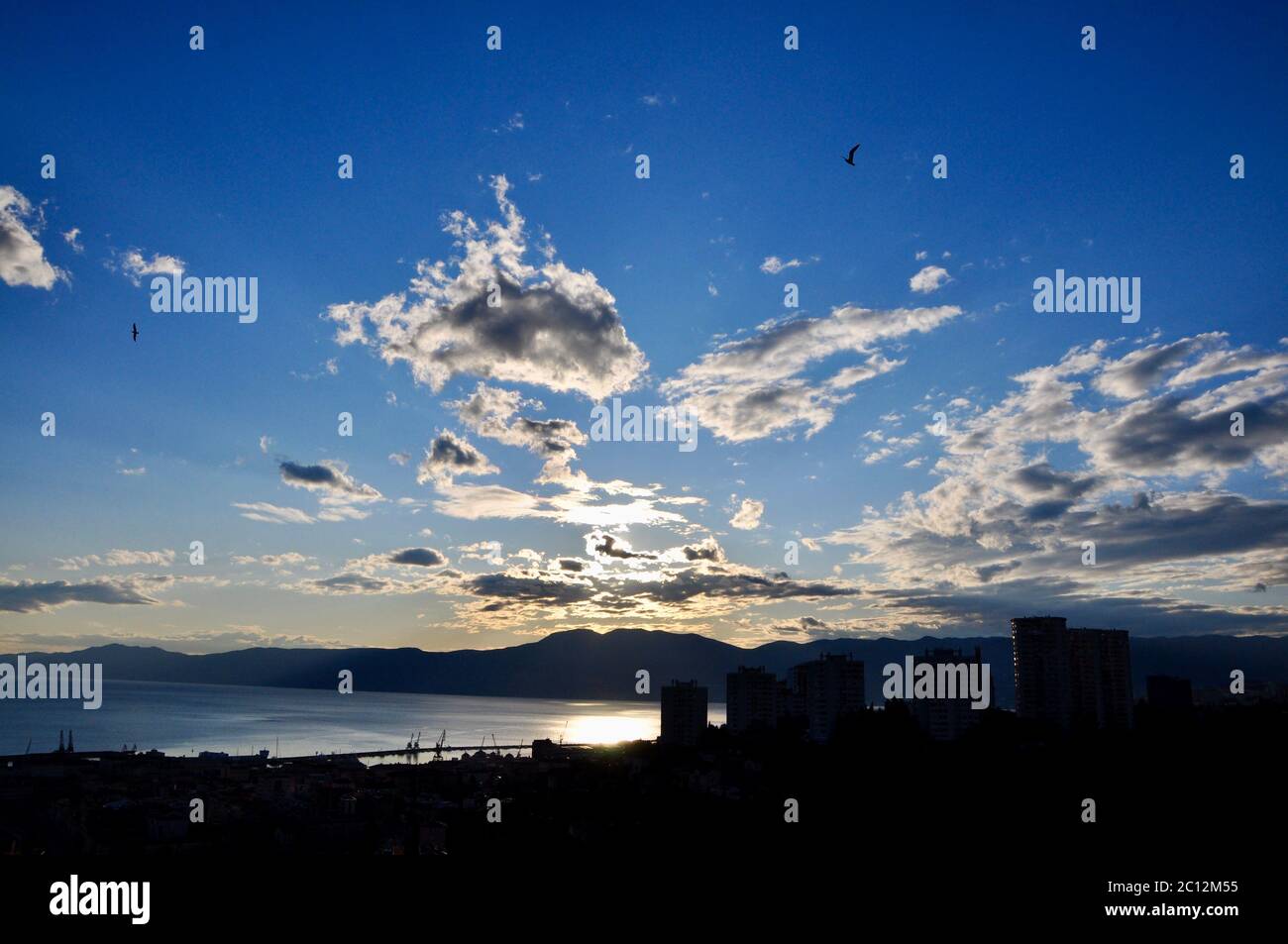 Adria, Berge und Hügel. Blauer Himmel mit weißen Wolken. Blauer Sonnenuntergang Himmel mit Wolken über dem Horizont über der Adria. Stockfoto