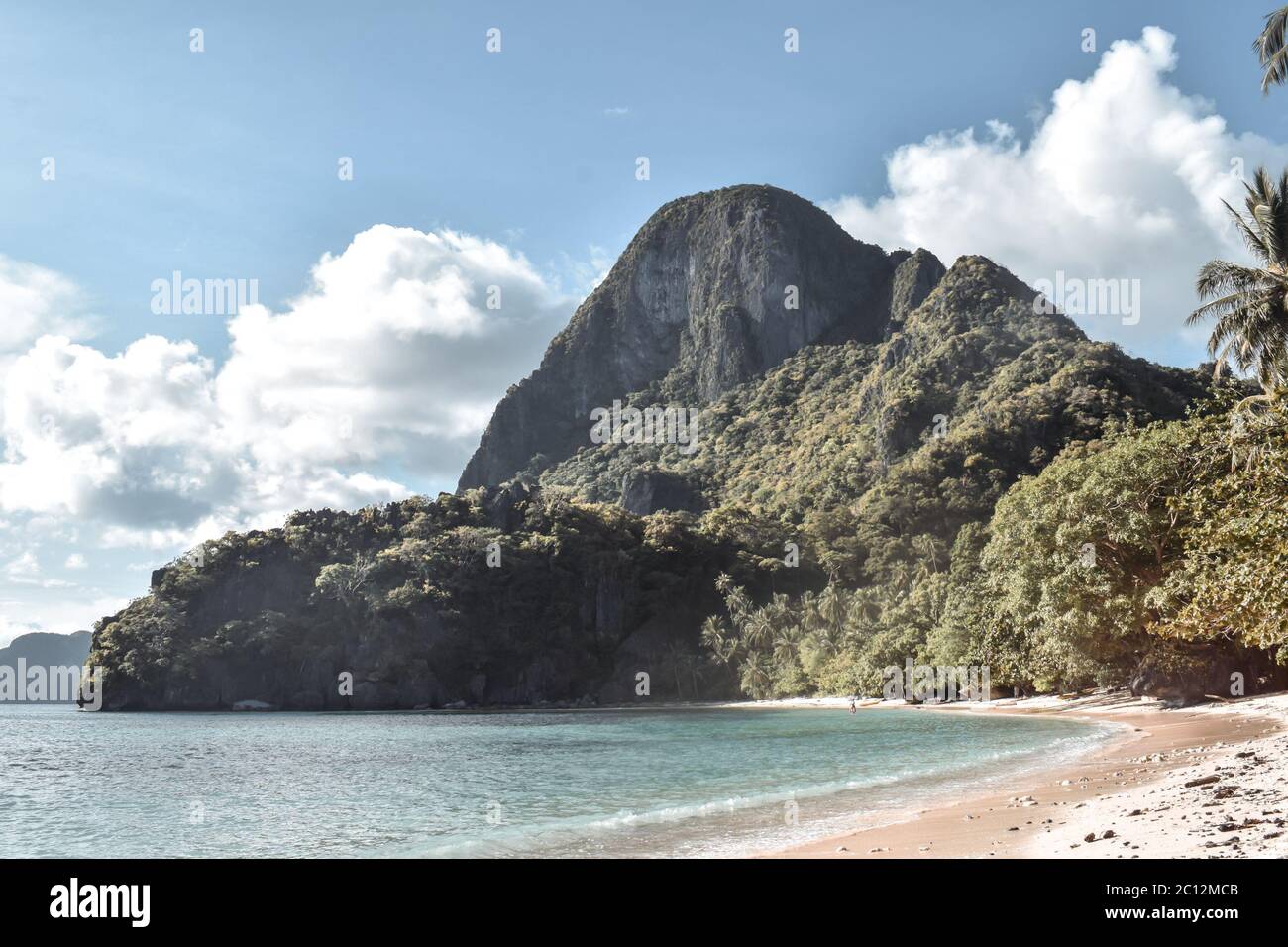 Kalkstein an einem wunderschönen tropischen Paradies Strand in El Nido Palawan Insel auf den Philippinen Stockfoto