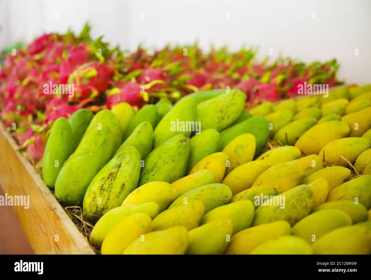 Exotische Früchte. Marktstand Stockfoto