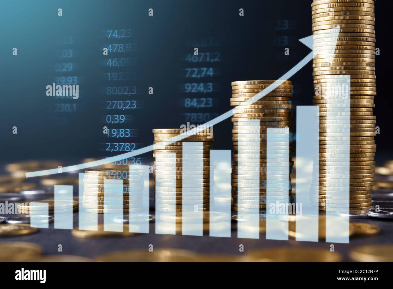 Goldene Münzen Mit Aufsteigendem Pfeil, Der Das Finanzielle Wachstum Symbolisiert, Blauer Hintergrund Stockfoto