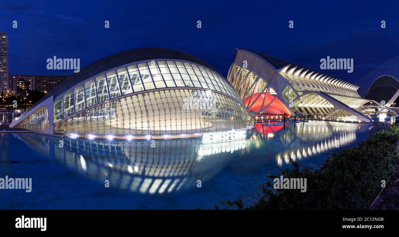 Das hemisphärische Imax-Theater, das nachts beleuchtet wird, der Wissenschaftspark, Valencia, Spanien. Stockfoto