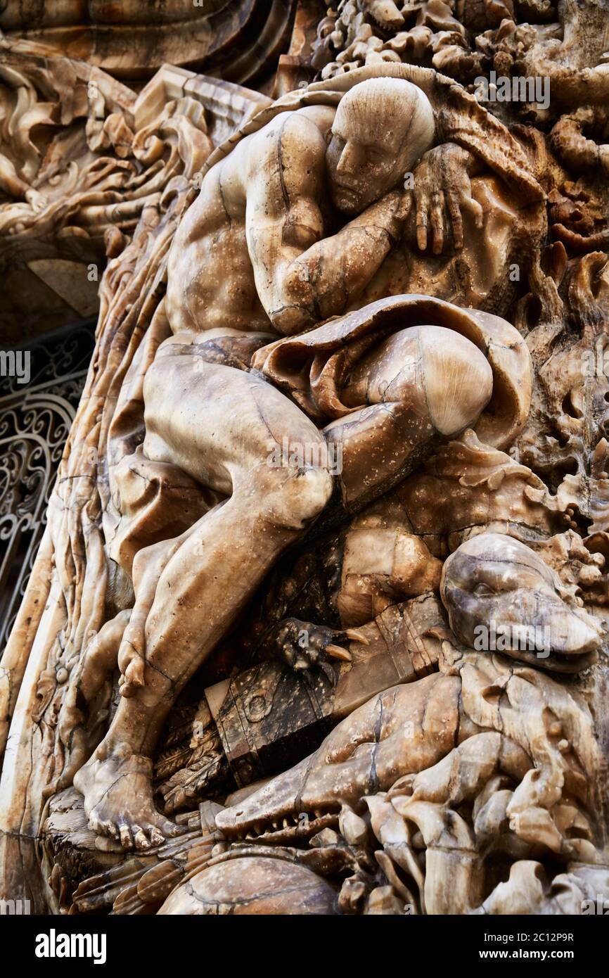 Detail der kunstvollen Skulptur rund um das Nationalmuseum für Keramik Eingang, Valencia, Spanien. Stockfoto