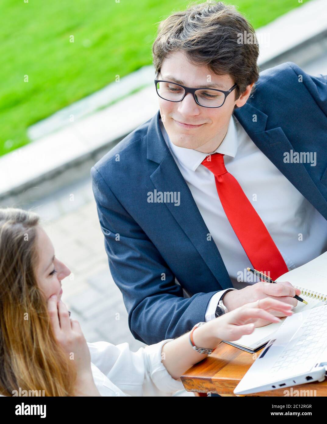 Junge Geschäftsführerteam im Freien an einem Tisch Stockfoto