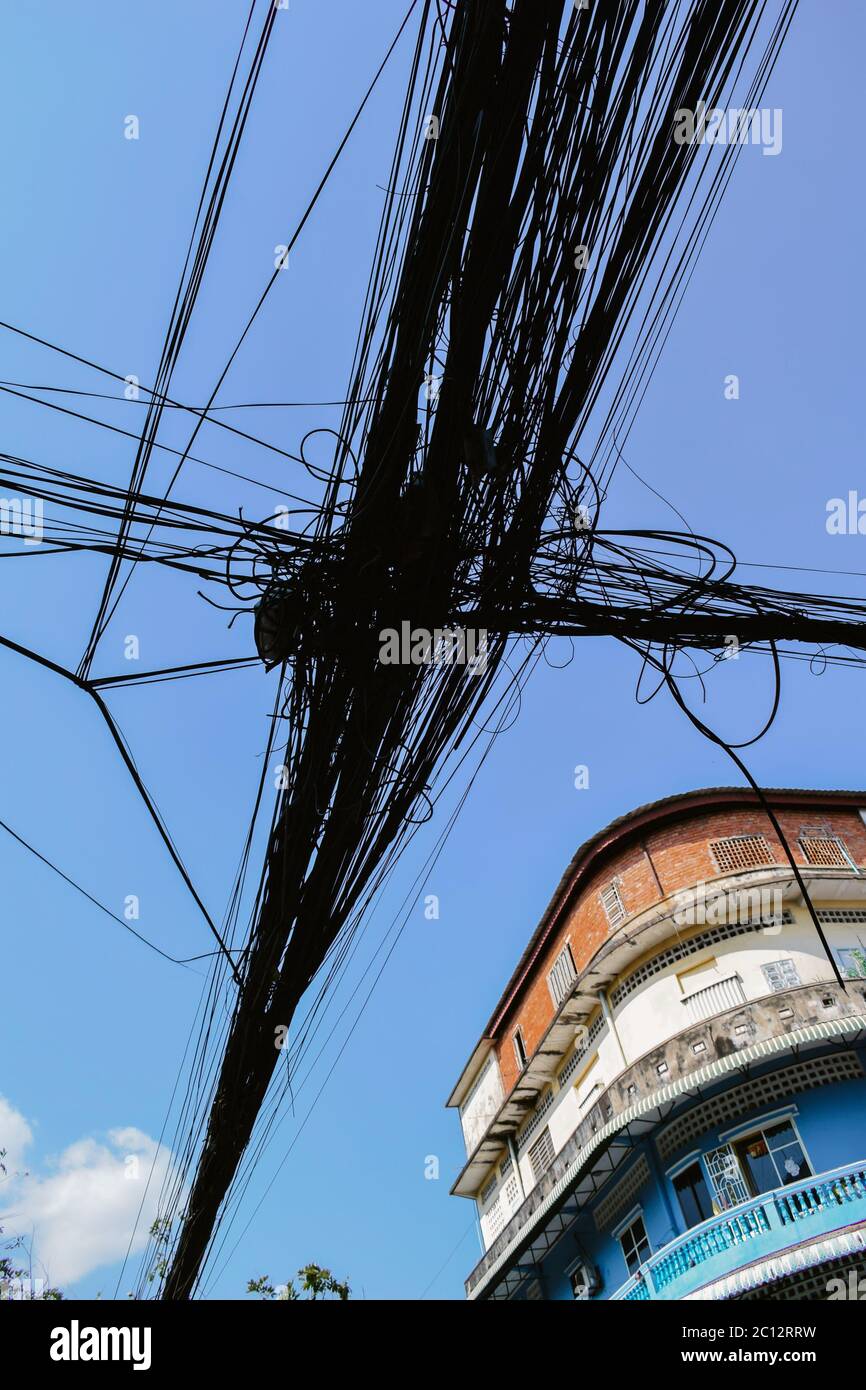 Knoten der elektrischen Kabel auf einer Straße von Phnom Penh Kambodscha Asien Stockfoto