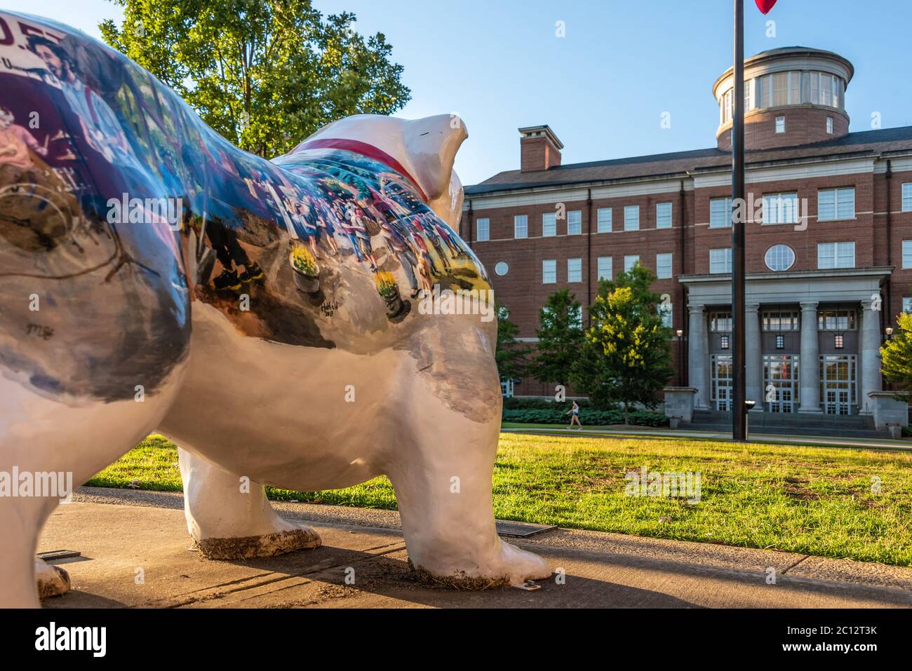 Gemalte Georgia Bulldog gegenüber dem UGA Miller Learning Center auf dem Campus der Universität von Georgia in Athen, Georgia. (USA) Stockfoto