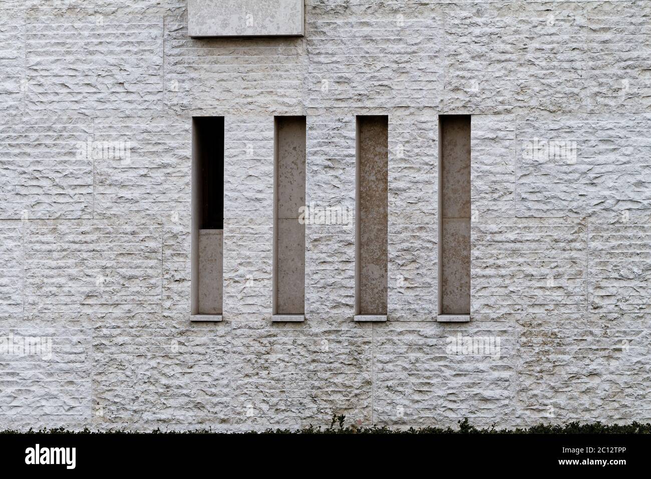 Foto von den kleinen Fenstern eines großen Hauses Stockfoto