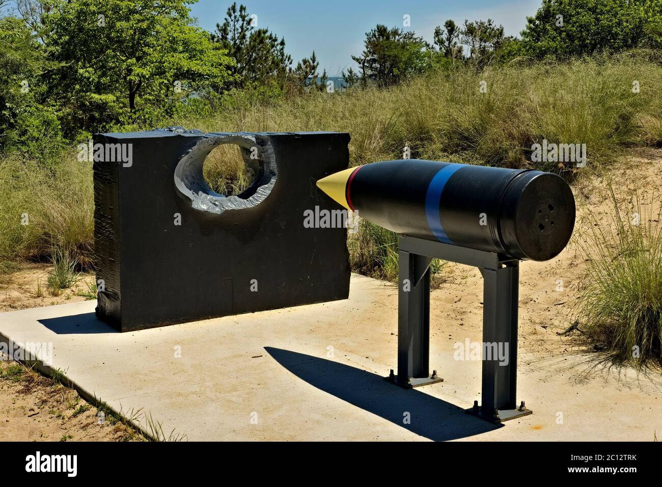 Ein Piercing Projektil ähnlich wie in der 16 Zoll Kanone aus der USS Missouri im 2. Weltkrieg verwendet wird, neben einem eingedrungenem Proofing Stahl angezeigt. Stockfoto