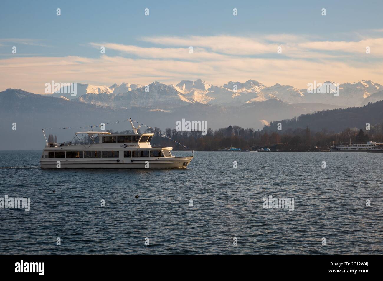 Blick auf den Luzerner See im Vordergrund und die Schweizer Alpen im Hintergrund Stockfoto