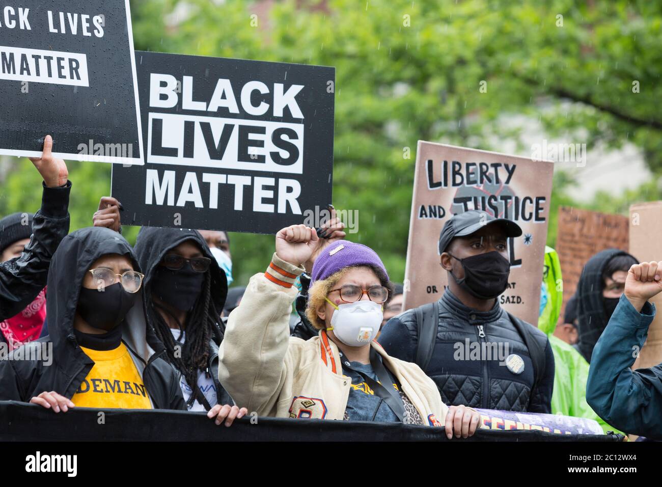 Black Lives Matter Chair, EBONY MIRANDA, (in gelb) führt Unterstützer in einem stillen marsch durch den Central District von Seattle am Freitag, den 12. Juni 2020. Tausende von Unterstützern trotzten heftigen Regenfällen, um an dem landesweiten Schweigemmarsch und dem Generalstreik teilzunehmen. Black Lives Matter Seattle-King County organisierte den landesweiten Aktionstag und einen stillen marsch, um die verlorenen Leben zur Unterstützung aller Schwarzen im Staat Washington zu ehren. Stockfoto