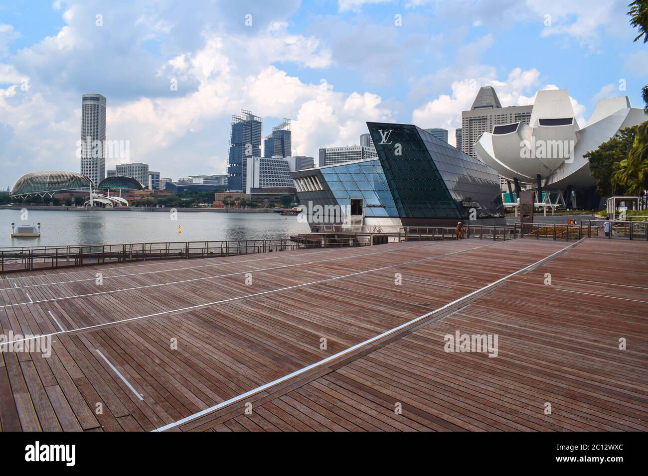Singapur am Wasser mit ArtScience Museum und Louis Vuitton Store in Marina Bay Stockfoto