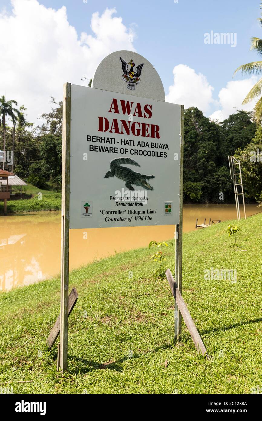 Gefahr, Krokodile Schild an Niah Höhle, Malaysia Stockfoto