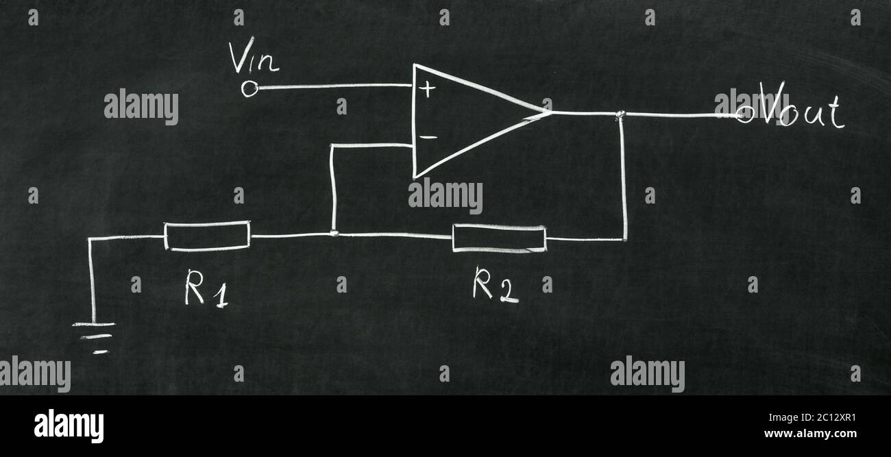 Operationsverstärker Schaltung auf der Tafel mit Kreide gezeichnet Stockfoto
