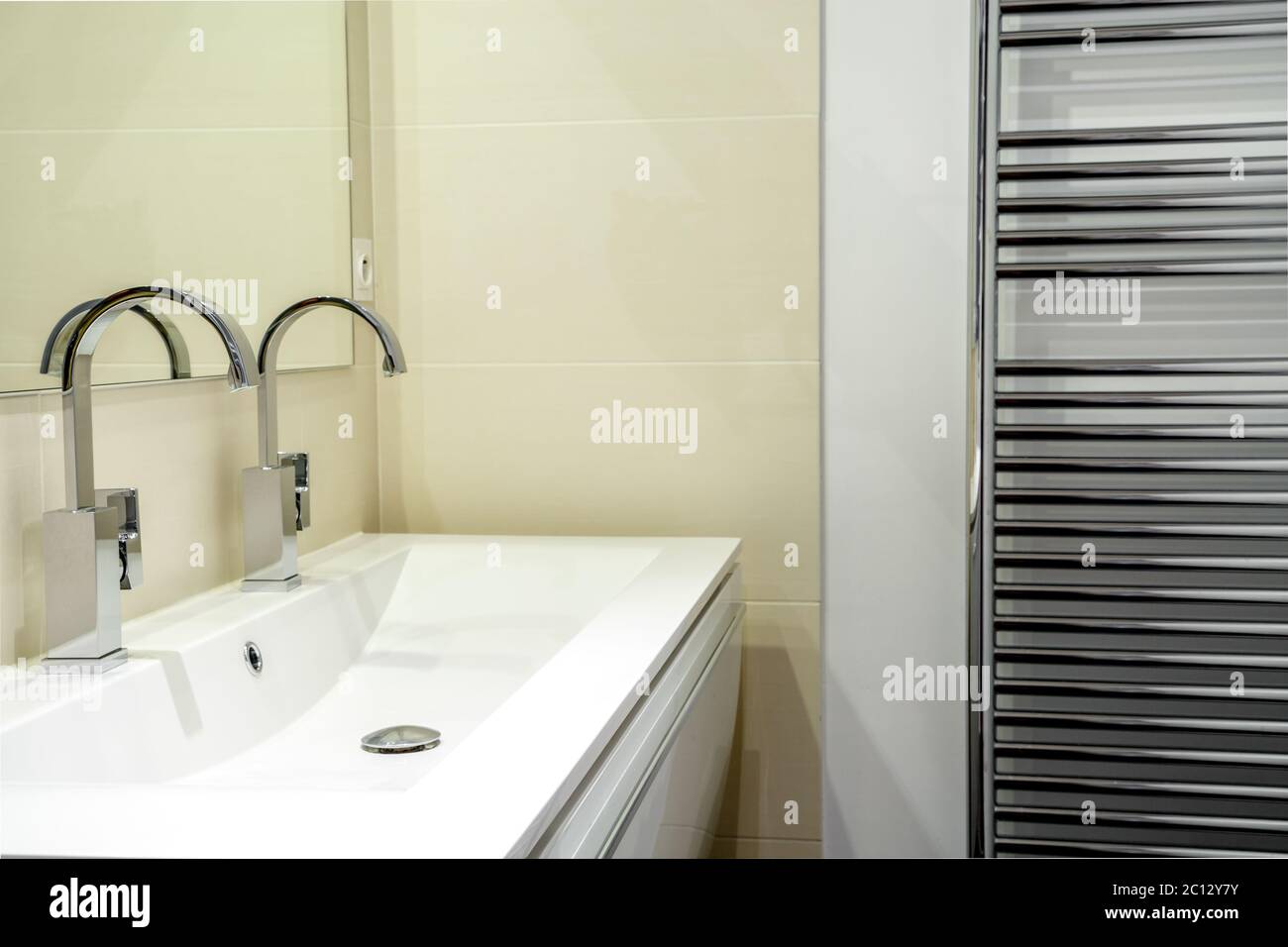 Modernes Badezimmer Mit Wasserhähnen Auf Weißem Schrank Stockfoto