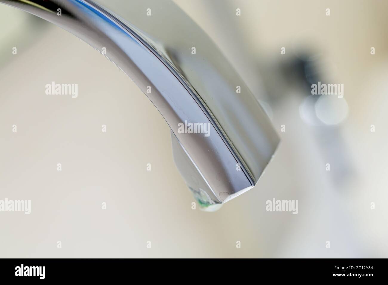 Kalksteinablagerung auf einem Wasserhahn Stockfoto