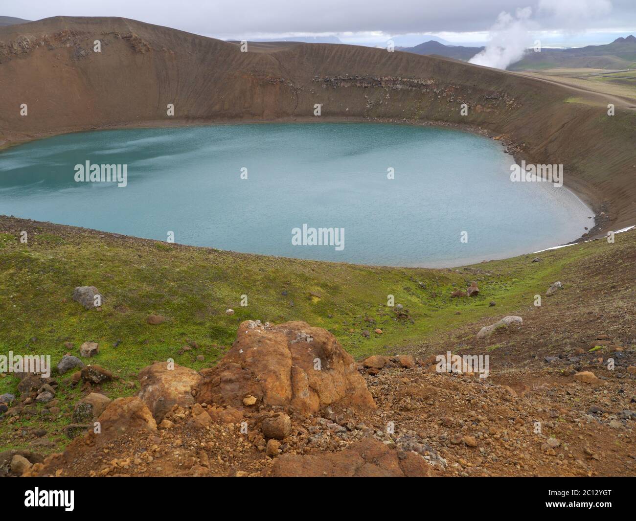 Der kreisförmige Krater Viti in Island, gefüllt mit blauem Wasser Stockfoto