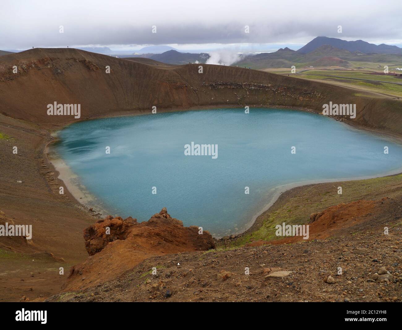 Der kreisförmige Krater Viti in Island, gefüllt mit blauem Wasser Stockfoto