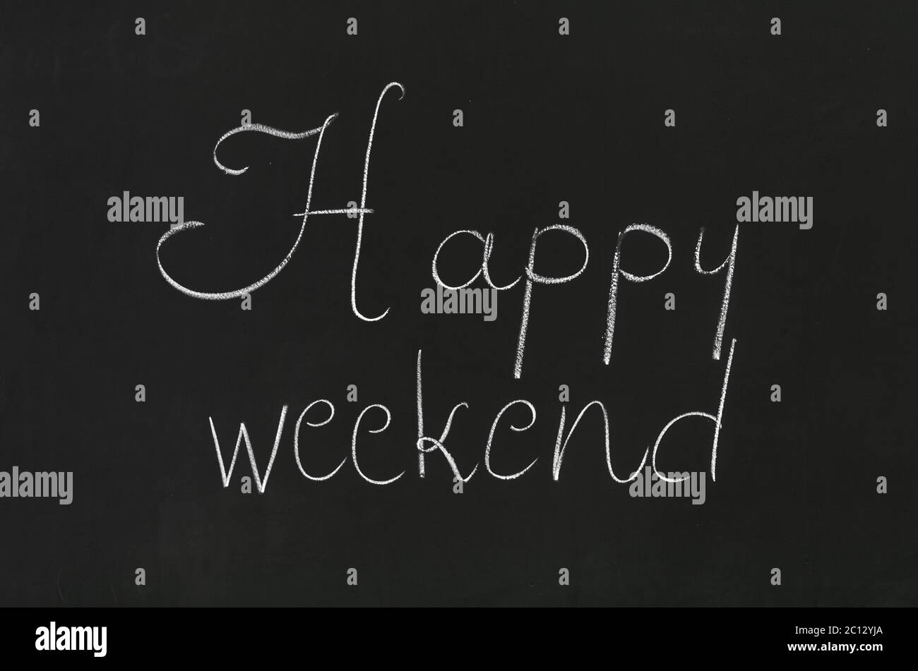 Happy Wochenende Ausdruck handschriftlich auf der Schultafel Stockfoto