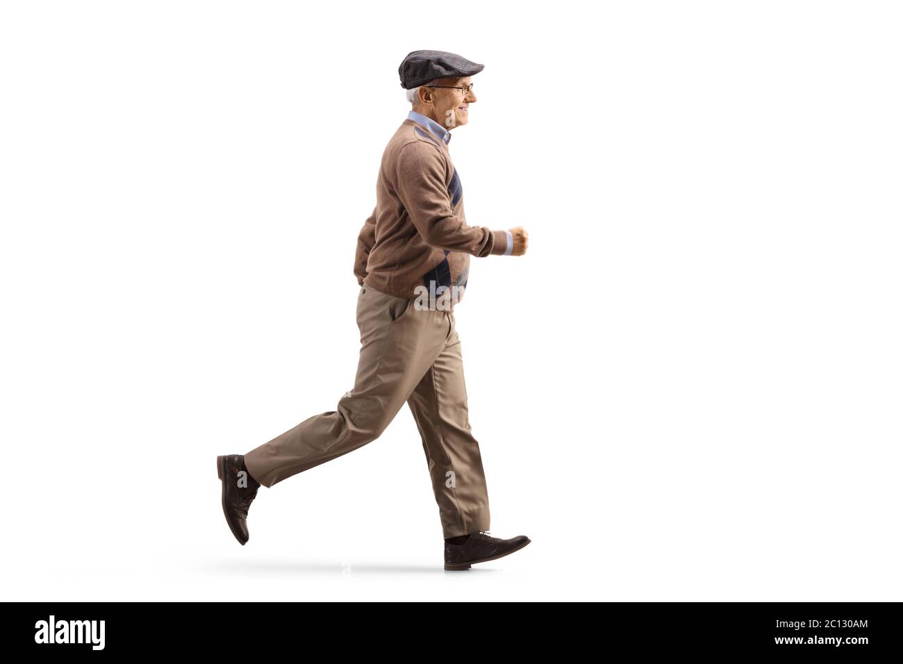 In voller Länge Profilaufnahme eines älteren Mannes in Freizeitkleidung läuft isoliert auf weißem Hintergrund Stockfoto