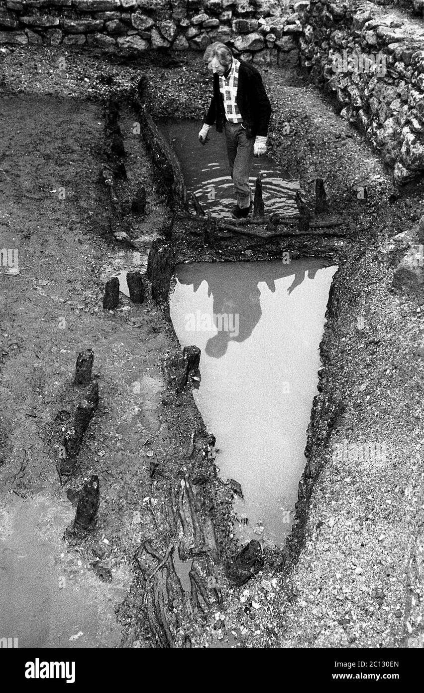 AJAXNETPHOTO. JANUAR 1971. PORTSMOUTH, ENGLAND. - ALTE ANLEGESTELLEN - PORTSMOUTH MUSEUM ARCHÄOLOGISCHE AUSGRABUNGEN IM ALTEN PORTSMOUTH DECKTEN EINEN STEG AUS DEM 15. JAHRHUNDERT AUF.FOTO:JONATHAN EASTLAND/AJAX REF:357101 5 85 Stockfoto