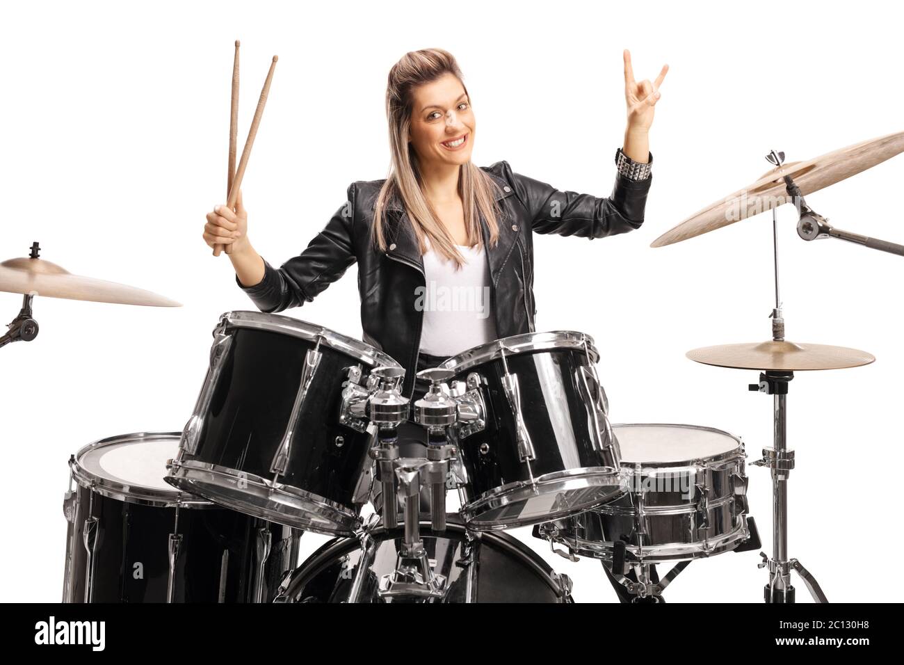 Schöne Musikerin spielt Schlagzeug isoliert auf weiß Stockfoto