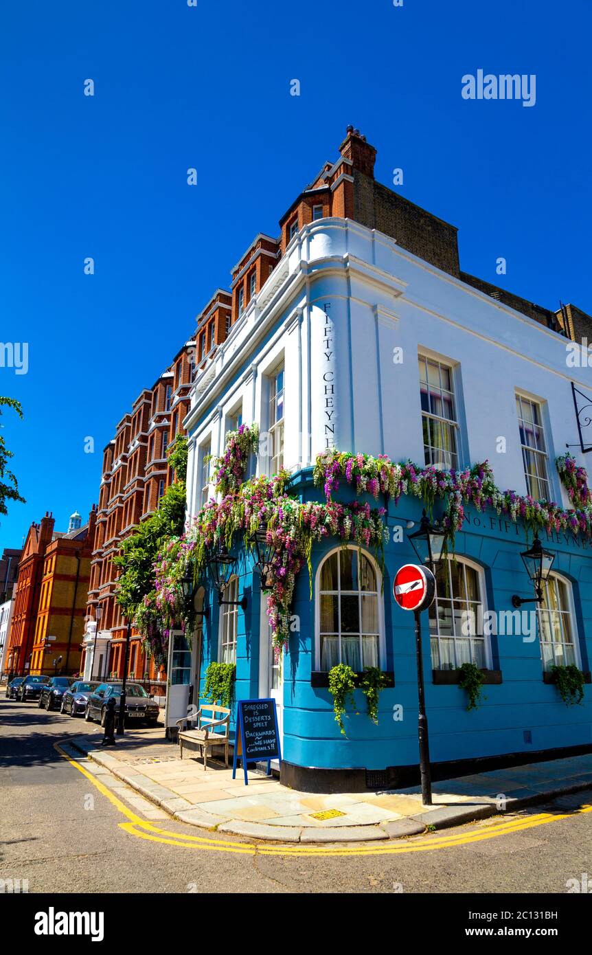 Außenansicht des Restaurants No. Fifty Cheyne, mit Glyzinien übersät, Chelsea, London, Großbritannien Stockfoto