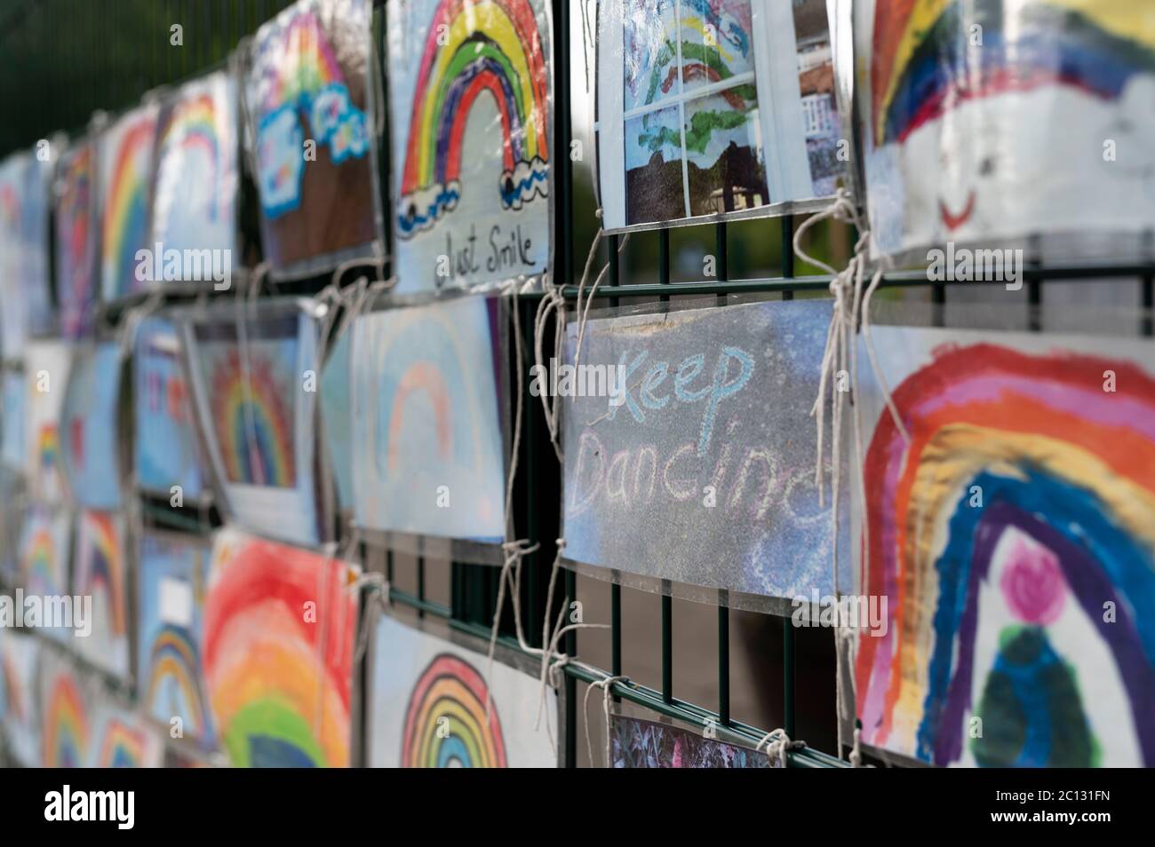 Schulkunst auf einem Schultor Stockfoto