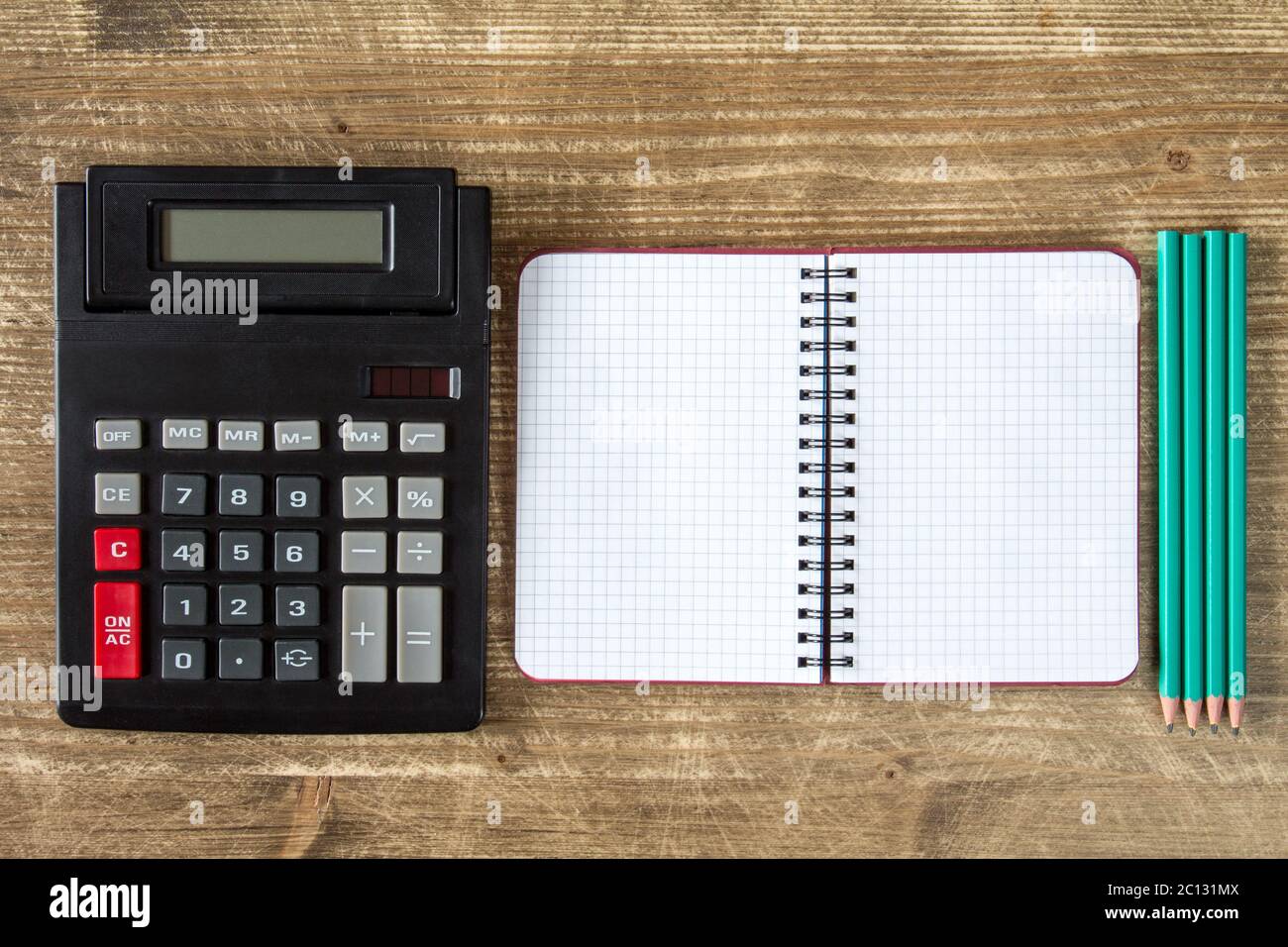 Alter Rechner und leeres Notizbuch. Stockfoto