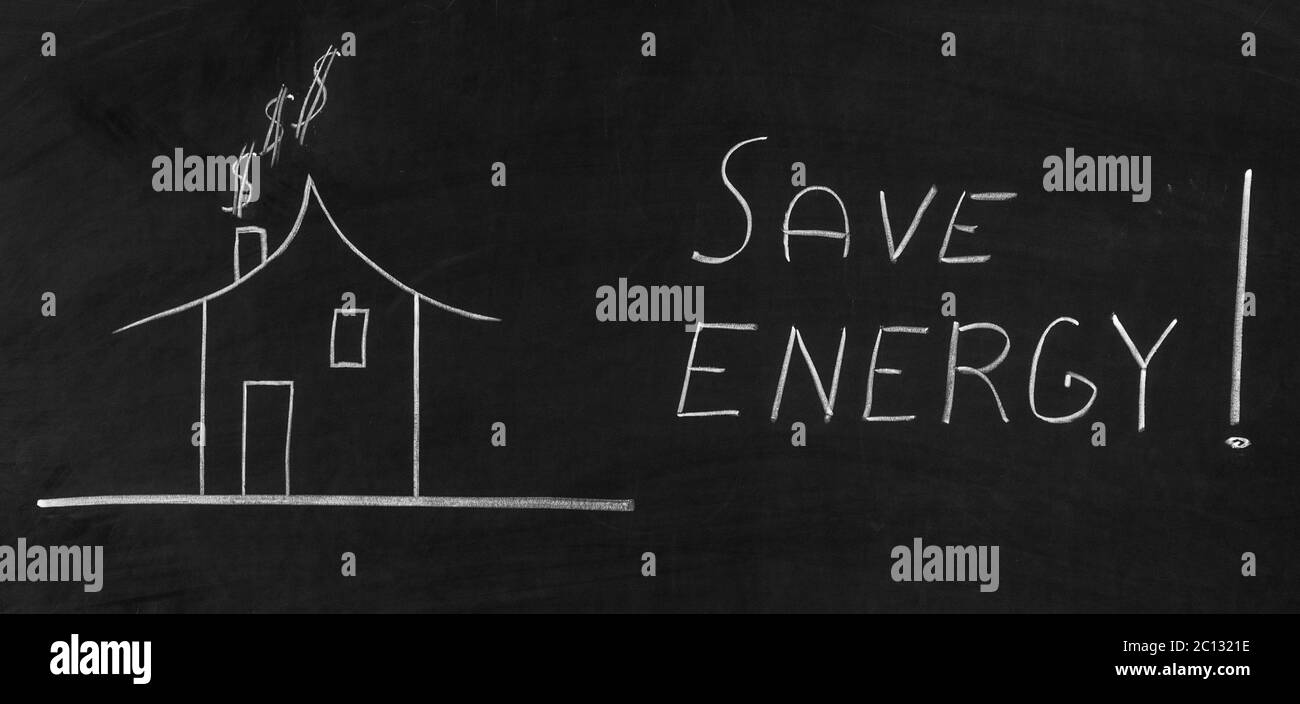 Energie sparen auf der Tafel mit Kreide geschrieben Stockfoto