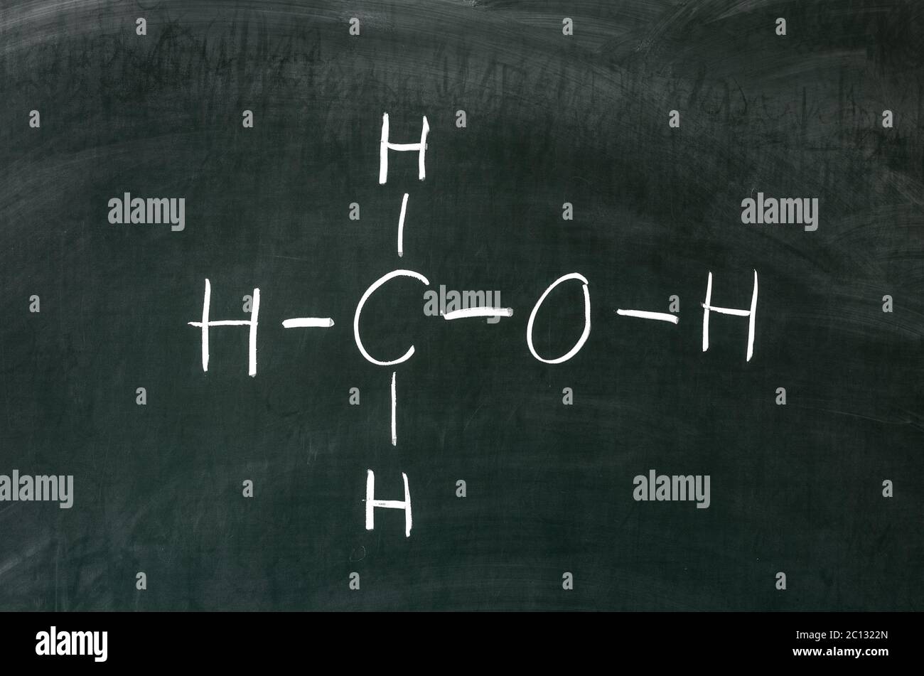 Alkohol Methanol auf Tafel im Chemieunterricht. Stockfoto