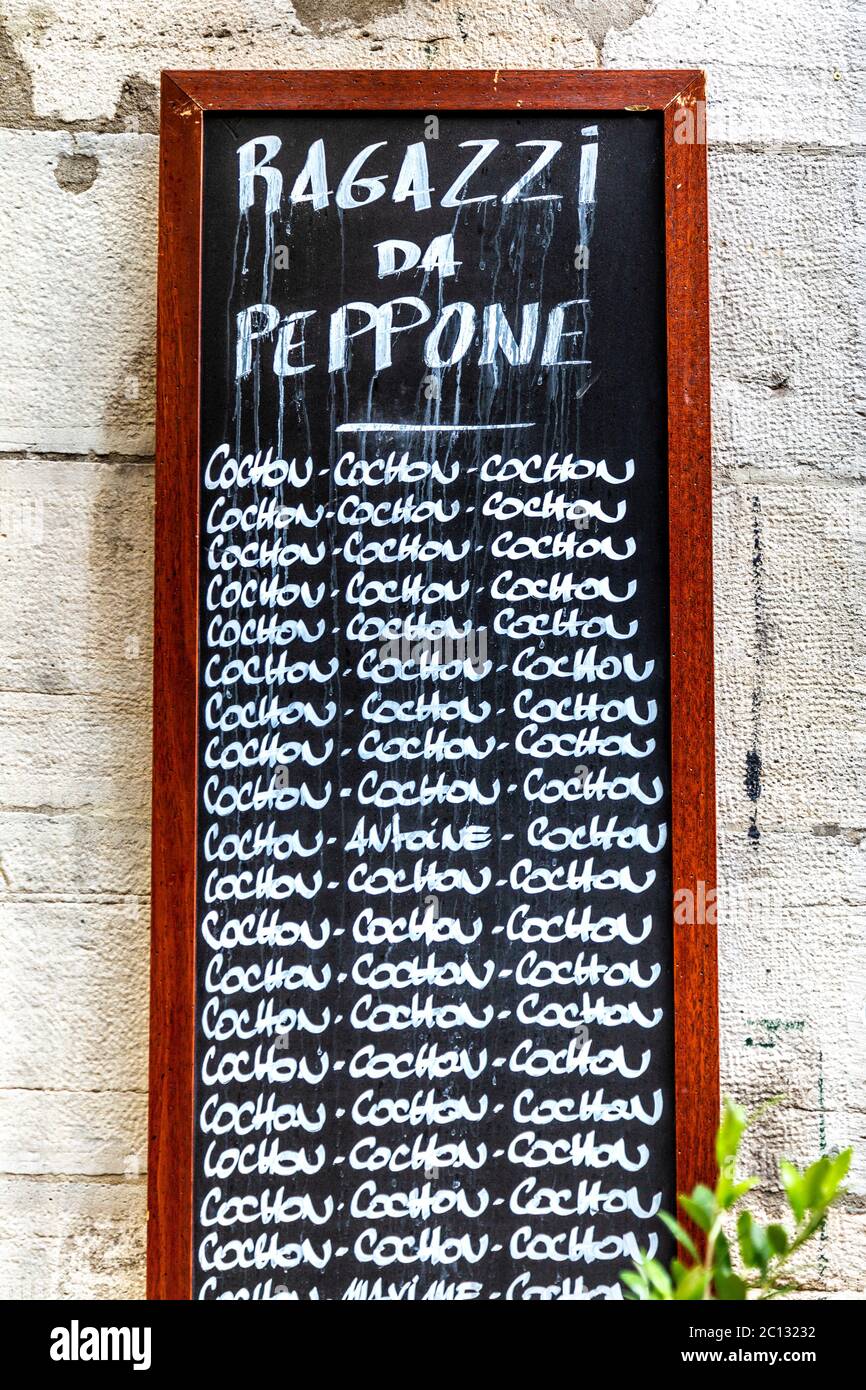 Tafel mit der Aufschrift „Cochon“ vor dem Restaurant Ragazzi da Peppone, Bayonne, Frankreich Stockfoto