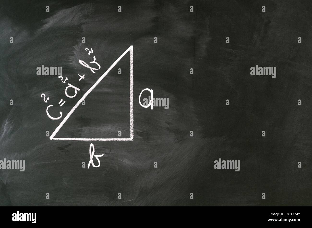 Pythagoras-Formel auf Tafel mit Kreide schreiben Stockfoto