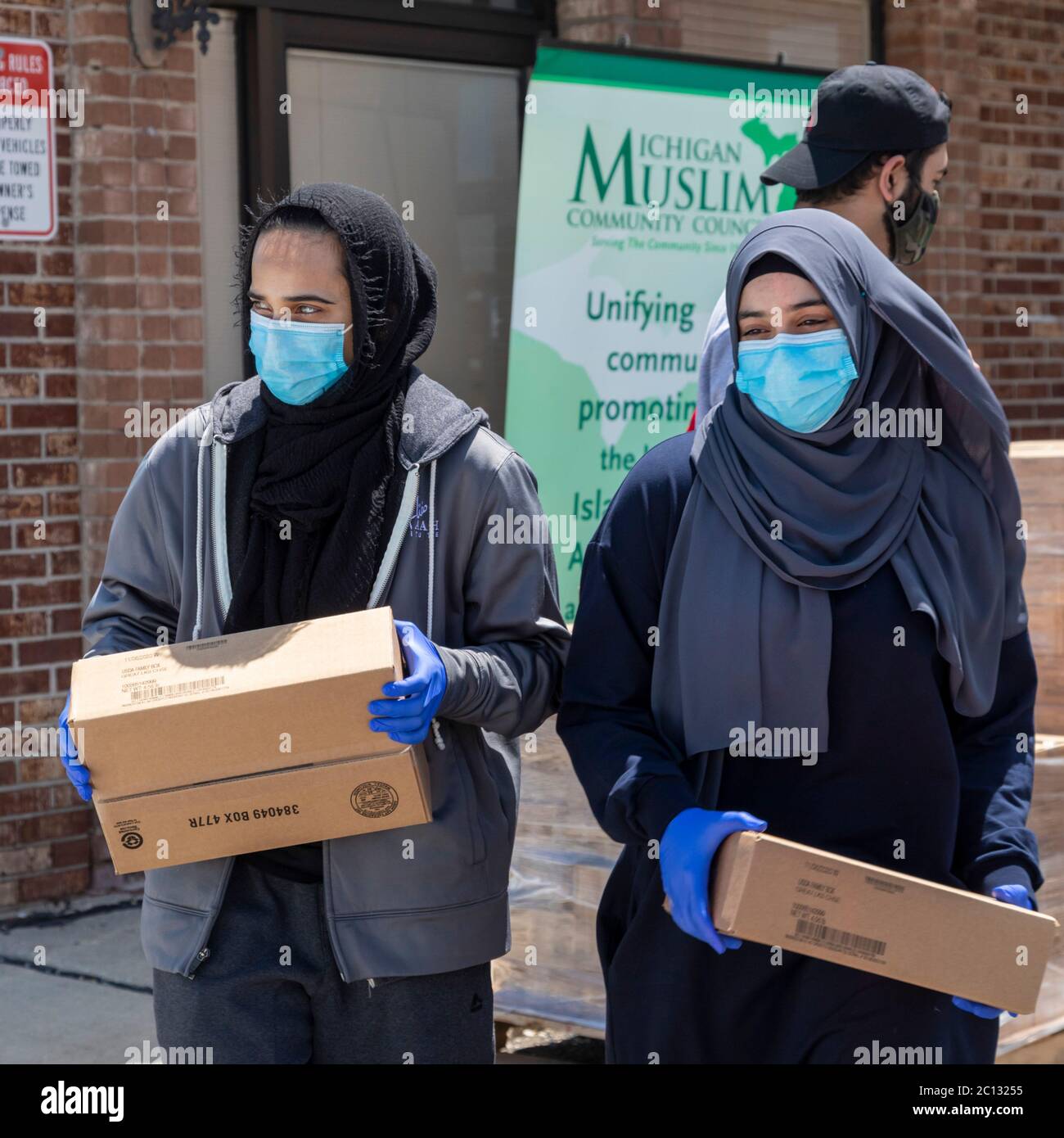 Warren, Michigan, USA. Juni 2020. Während der Coronavirus-Pandemie verteilte der Michigan Muslim Community Council Kästen mit Milchprodukten und frischen Produkten an alle Bedürftigen. Quelle: Jim West/Alamy Live News Stockfoto