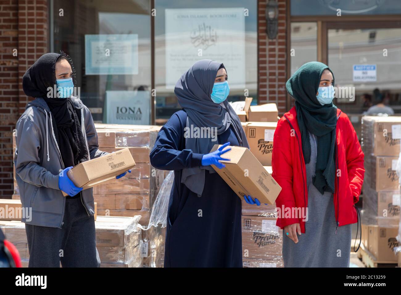 Warren, Michigan, USA. Juni 2020. Während der Coronavirus-Pandemie verteilte der Michigan Muslim Community Council Kästen mit Milchprodukten und frischen Produkten an alle Bedürftigen. Quelle: Jim West/Alamy Live News Stockfoto