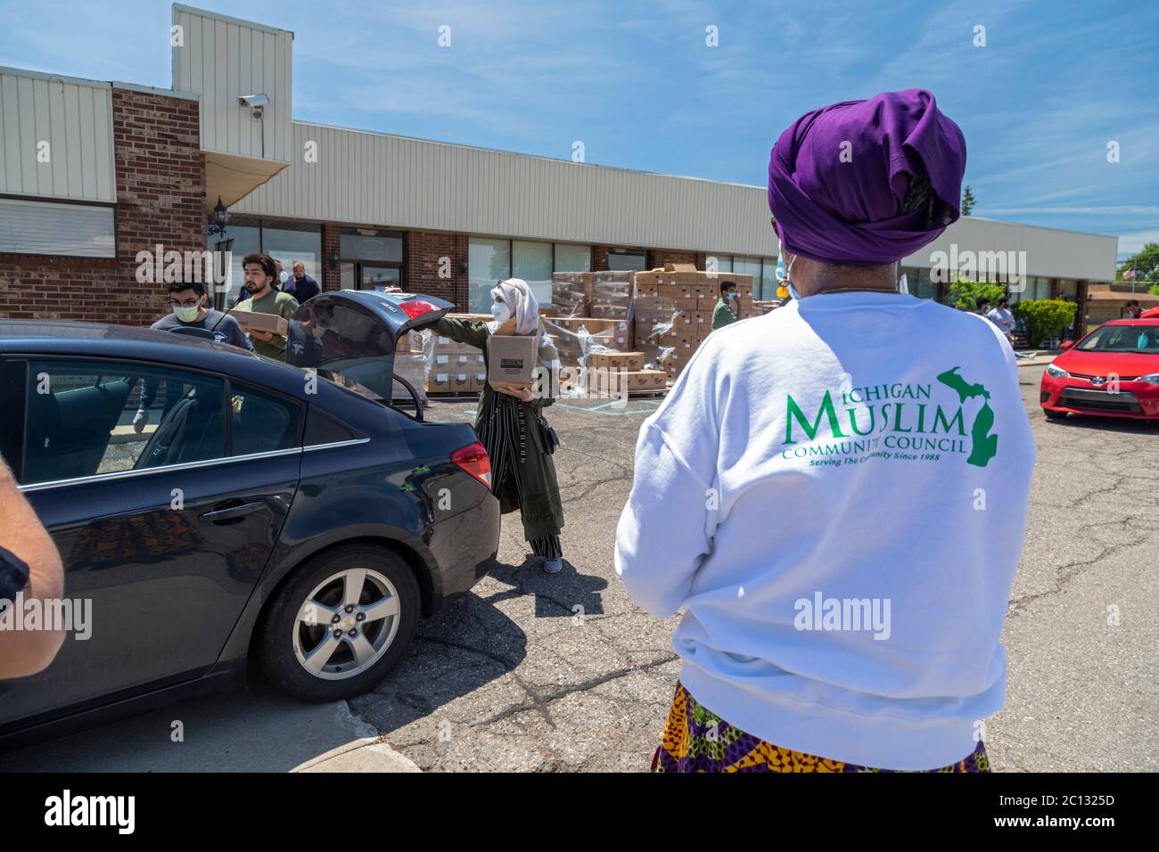 Warren, Michigan, USA. Juni 2020. Während der Coronavirus-Pandemie verteilte der Michigan Muslim Community Council Kästen mit Milchprodukten und frischen Produkten an alle Bedürftigen. Quelle: Jim West/Alamy Live News Stockfoto