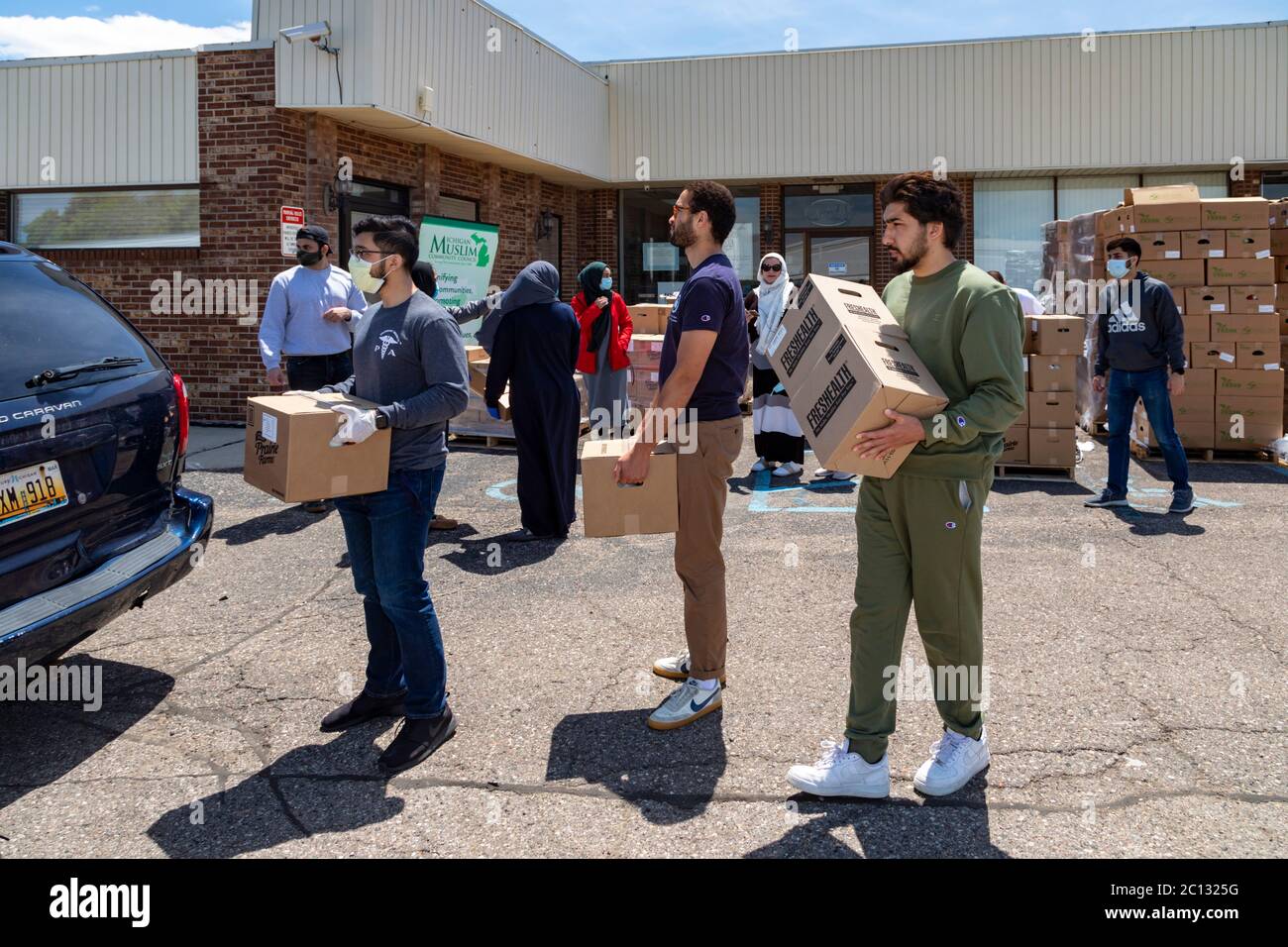 Warren, Michigan, USA. Juni 2020. Während der Coronavirus-Pandemie verteilte der Michigan Muslim Community Council Kästen mit Milchprodukten und frischen Produkten an alle Bedürftigen. Quelle: Jim West/Alamy Live News Stockfoto