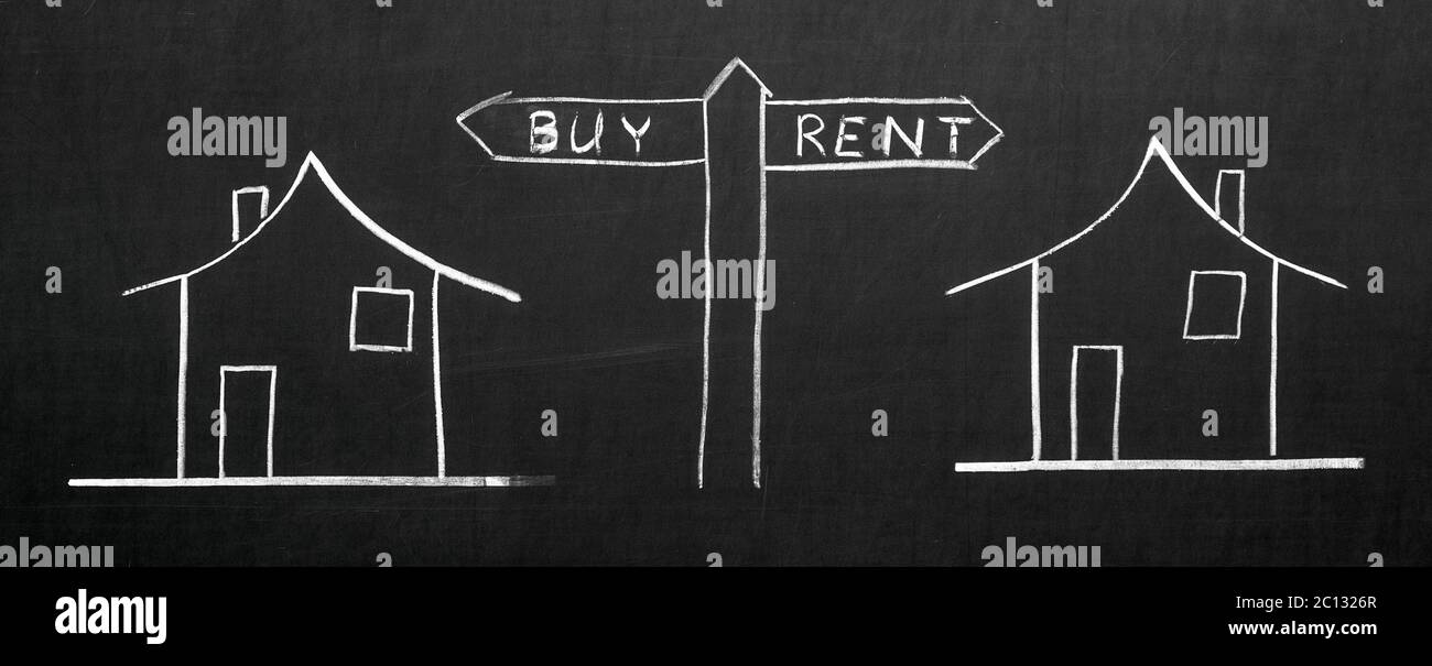 Thearrow mit wählen Sie kaufen oder mieten auf der Tafel mit Kreide geschrieben Stockfoto