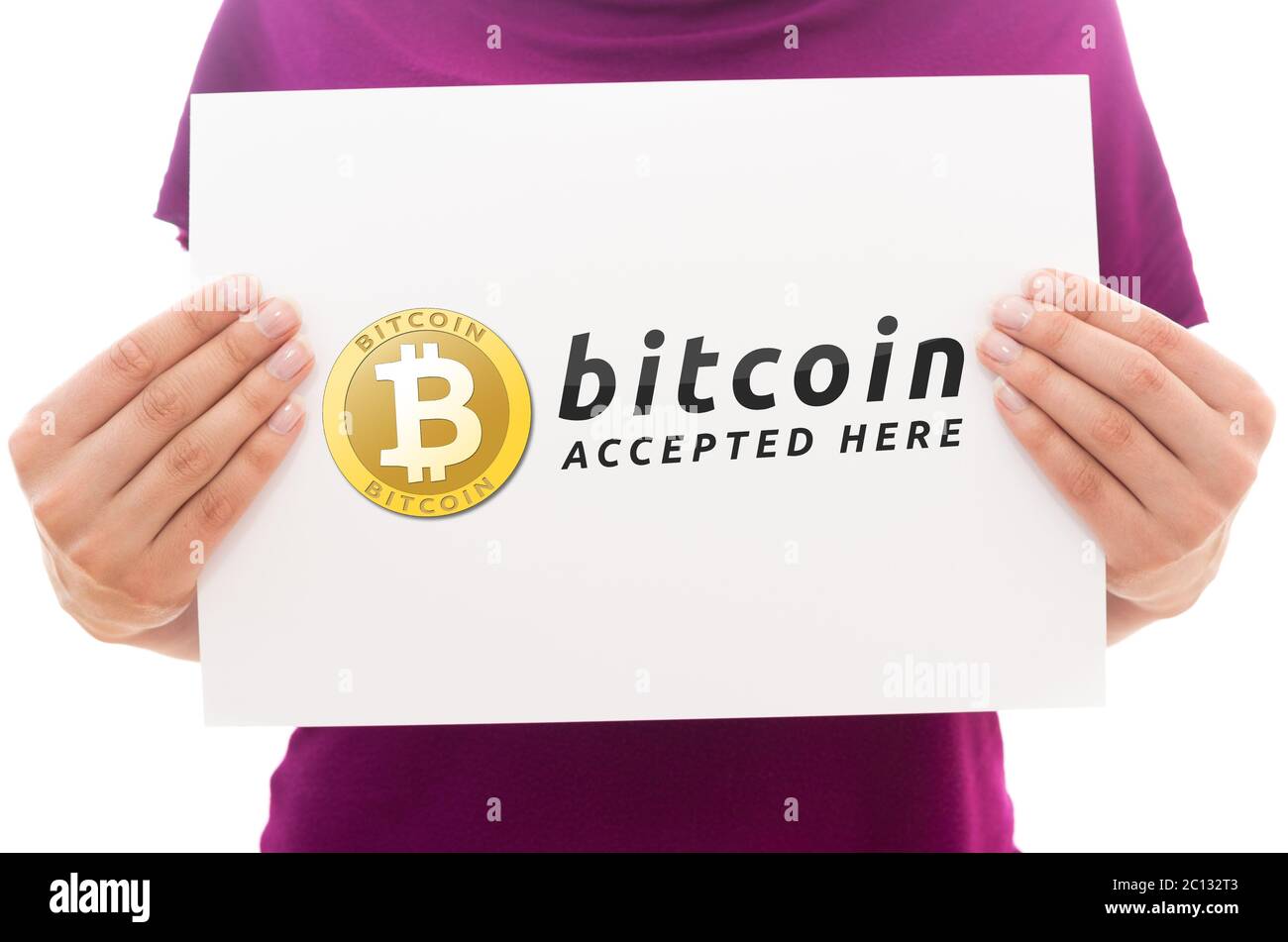 Mädchen mit weißen Papierbogen mit Bitcoin-logo Stockfoto