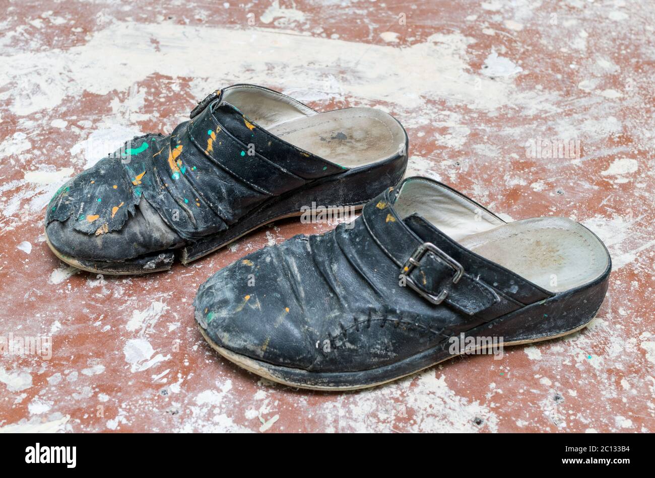 Alte Schuhe schmutzig Farbe, schmutzig, Tropfen, Ausrüstung Stockfoto