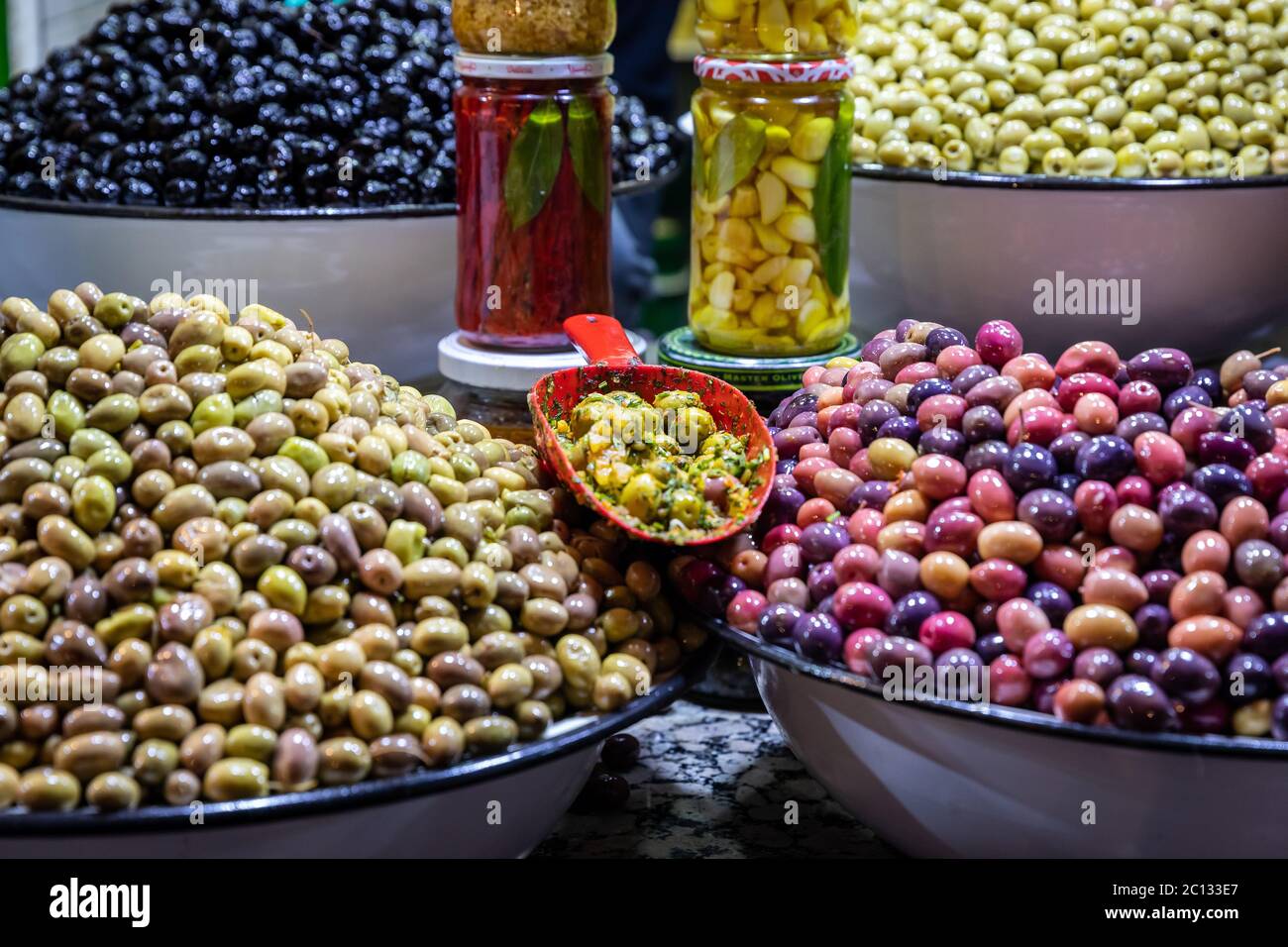 Oliven zum Verkauf auf dem Markt für Straßennahrung auf dem Hauptplatz des Place Djemaa El Fna in Marrakesch Marokko in der Nacht Stockfoto