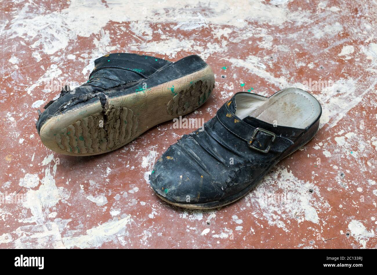 Alte Schuhe schmutzig Farbe, schmutzig, Tropfen, Ausrüstung Stockfoto