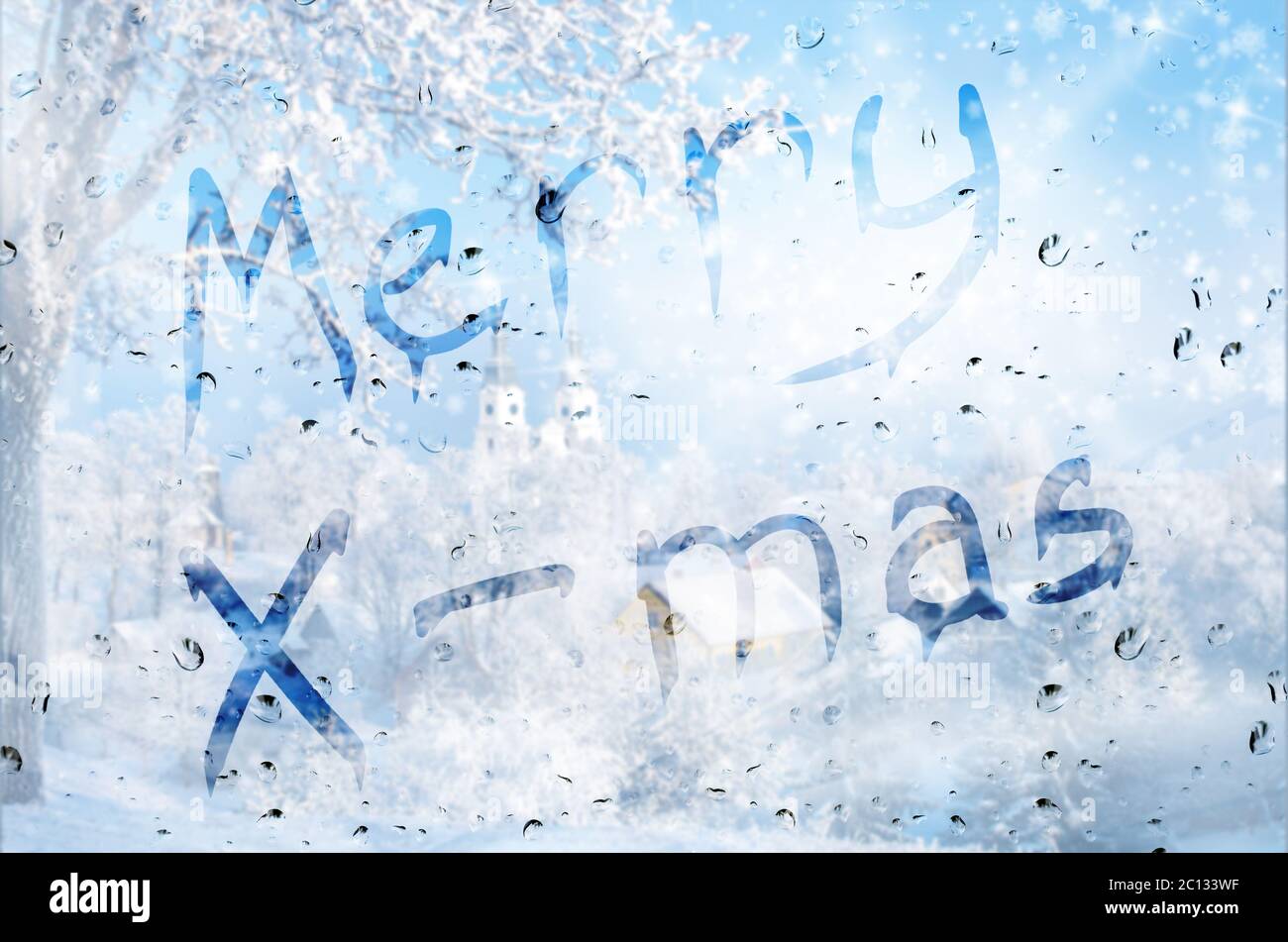 Regen Sie auf Glas mit Merry X-Mass text Stockfoto