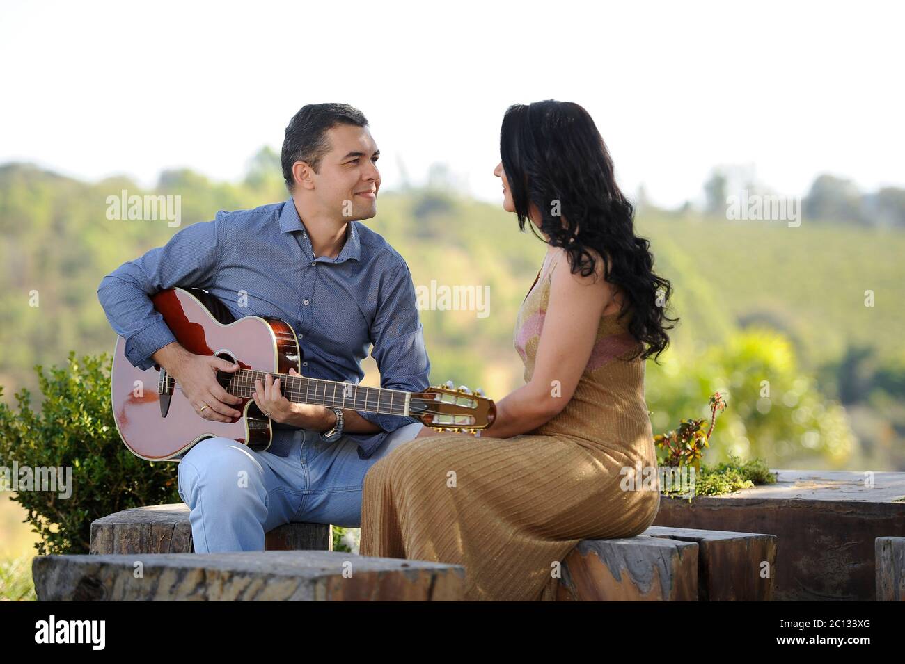 Portrait von schönen jungen Brautpaar posiert im Freien Fotoshooting Gitarre spielen Stockfoto