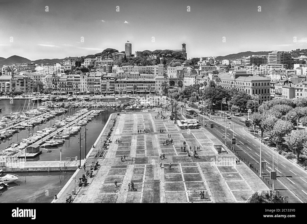 Luftaufnahme über den Vieux Port (Alter Hafen) und Le Suquet Viertel in Cannes, Cote d'Azur, Frankreich Stockfoto